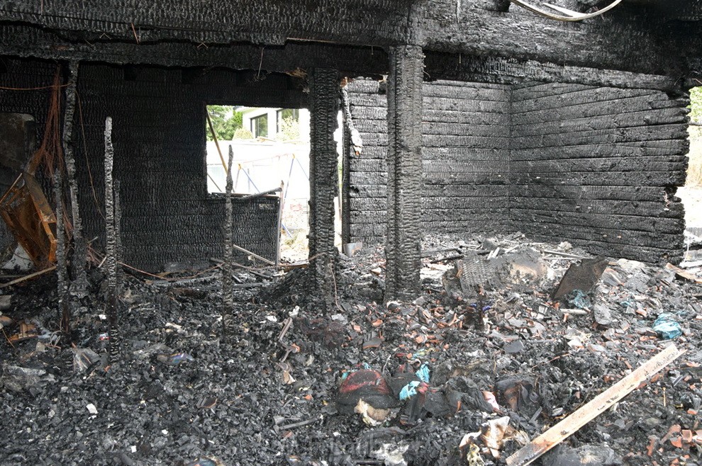 Schwerer Brand in Einfamilien Haus Roesrath Rambruecken P081.JPG - Miklos Laubert